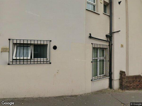 Flat Sandfield Road in Greater London