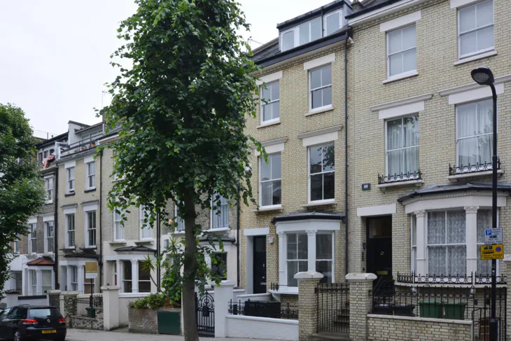 Flat Ainger Road in Greater London
