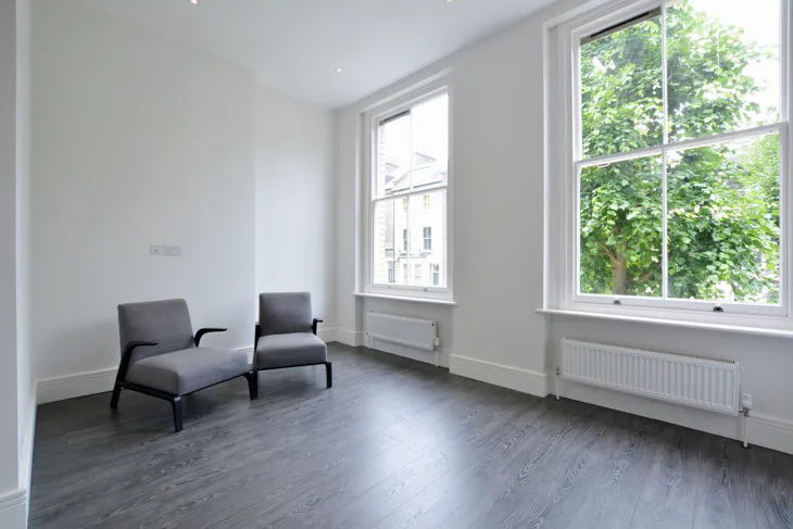 Flat Ainger Road in Greater London