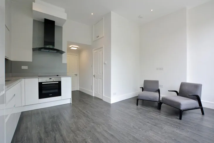 Flat Ainger Road in Greater London
