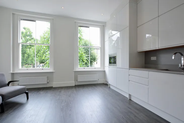 Flat Ainger Road in Greater London