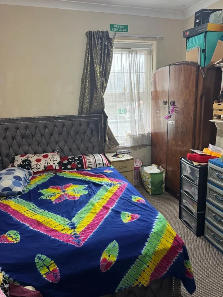 Flat Peacock Close in Greater London