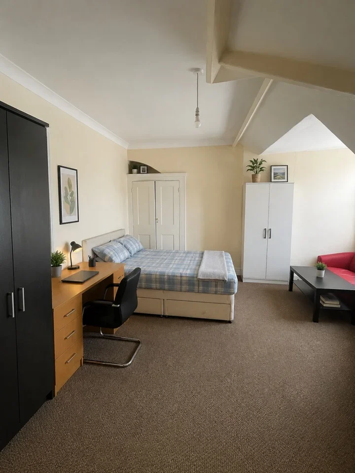 Flat Peacock Close in Greater London