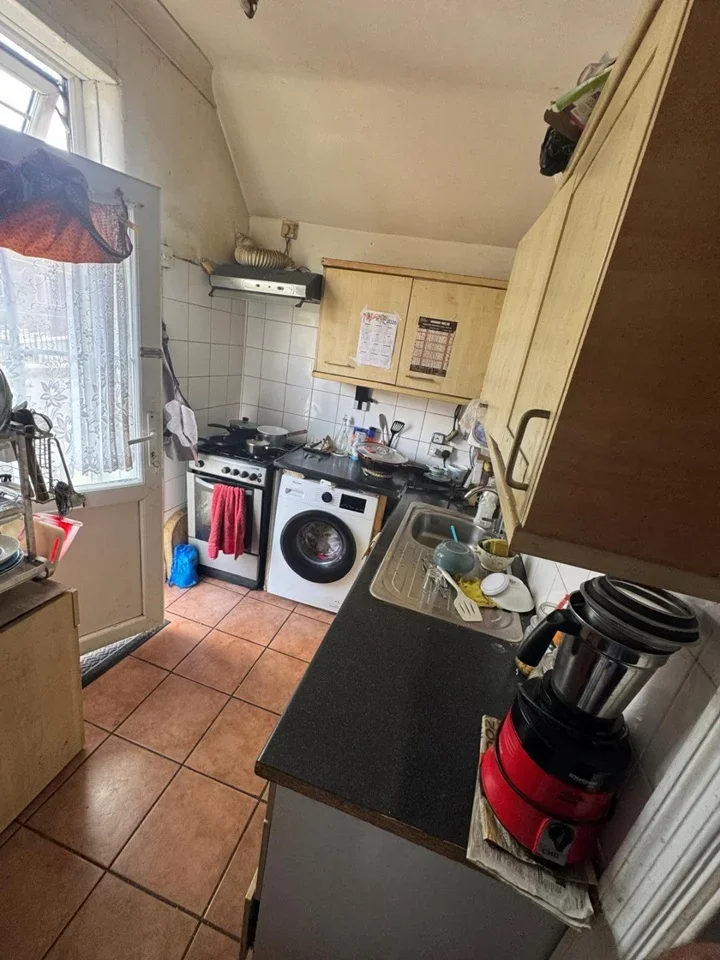 Flat Peacock Close in Greater London