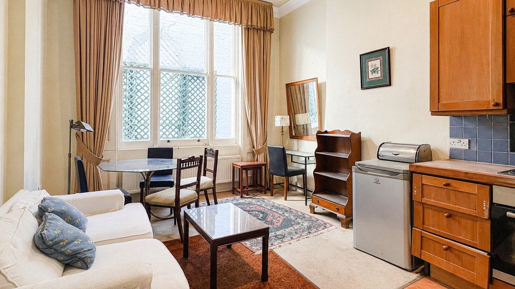 Flat Cornwall Gardens in Greater London