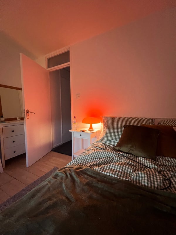 Room Smalley Close in Greater London