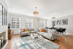 Flat Kensington High Street in Greater London