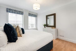 Flat Kensington High Street in Greater London