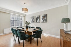 Flat Kensington High Street in Greater London