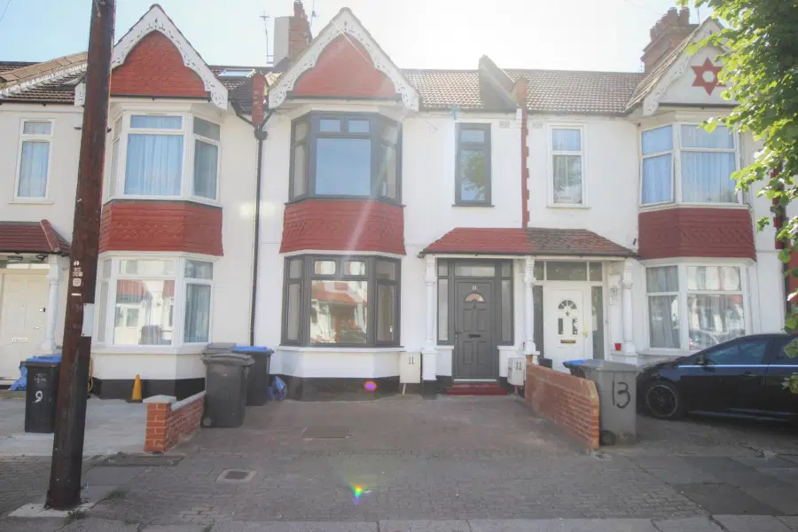 House Waverley Avenue in Greater London