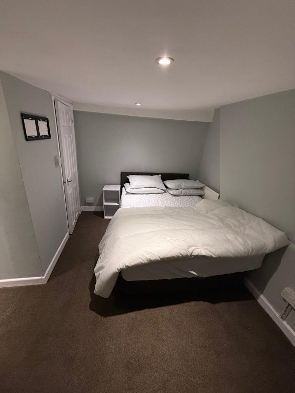 Room High Road Leytonstone in Greater London