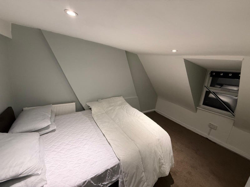 Room High Road Leytonstone in Greater London