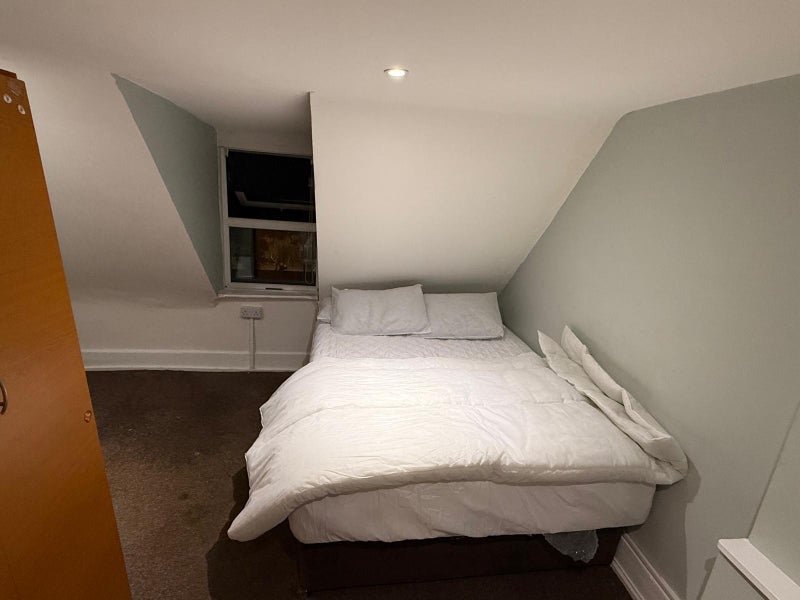 Room High Road Leytonstone in Greater London