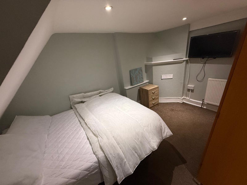 Room High Road Leytonstone in Greater London