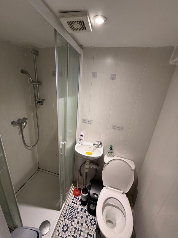 Room High Road Leytonstone in Greater London