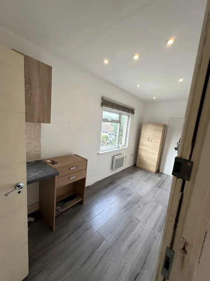 Flat Pegwell Street in Greater London
