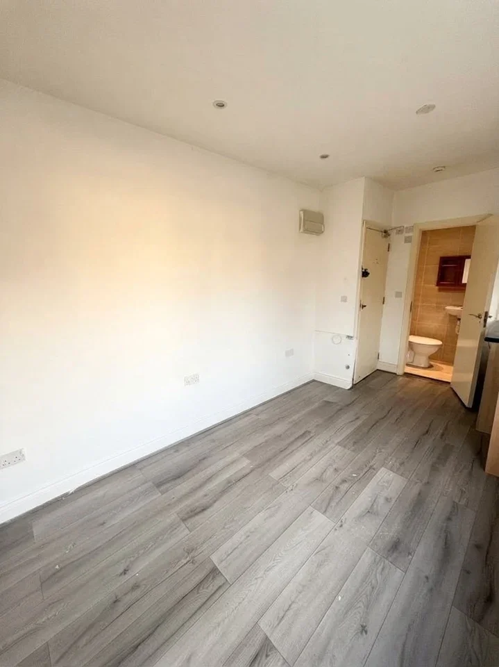 Flat Pegwell Street in Greater London