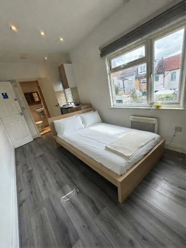 Flat Pegwell Street in Greater London