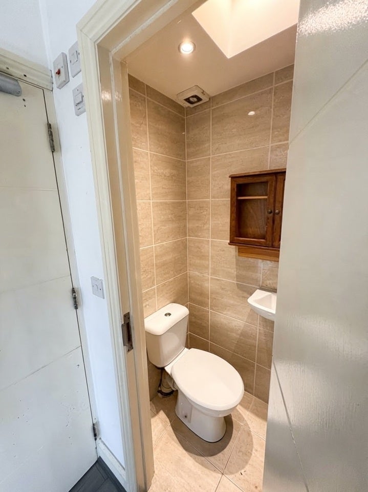 Flat Pegwell Street in Greater London