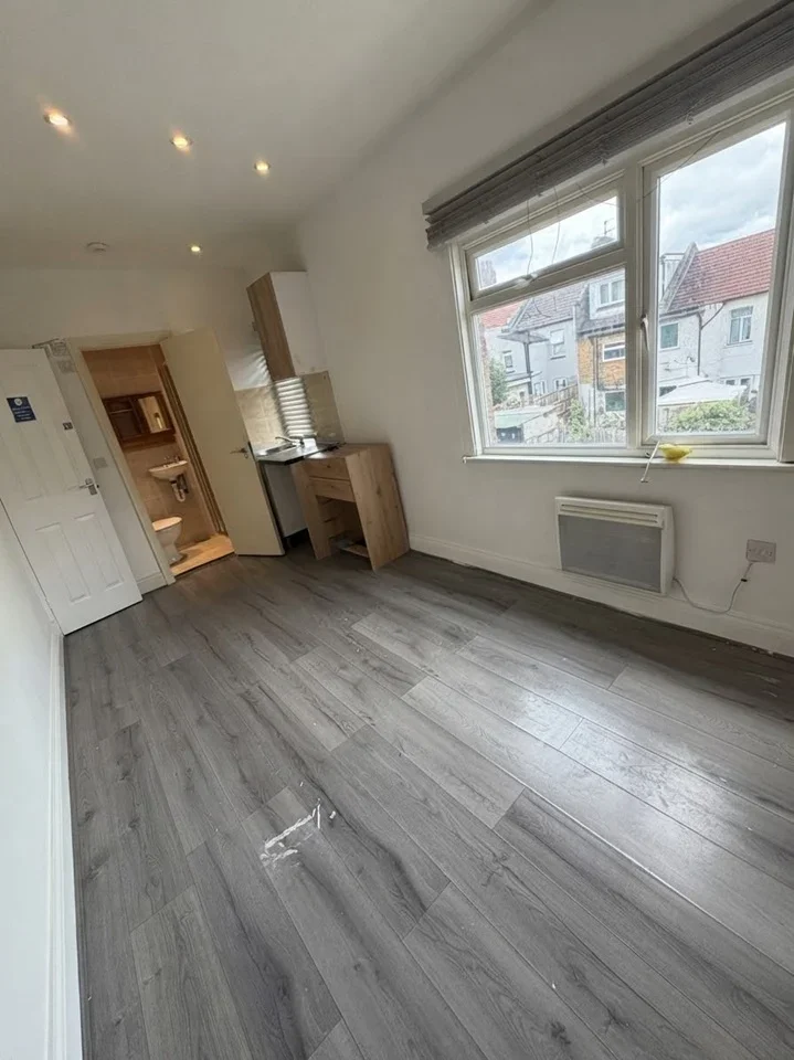 Flat Pegwell Street in Greater London