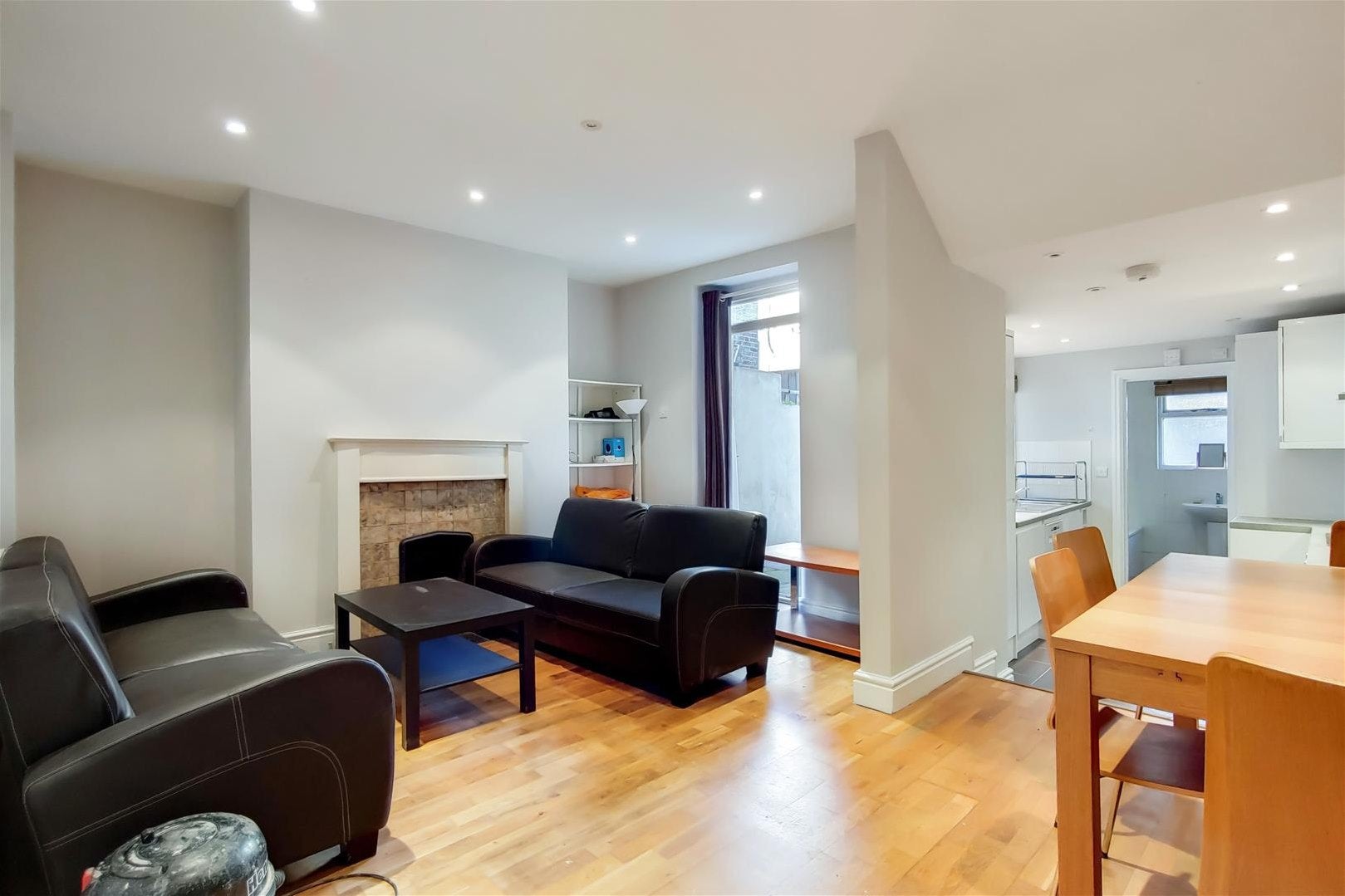 Flat Barclay Road in Greater London