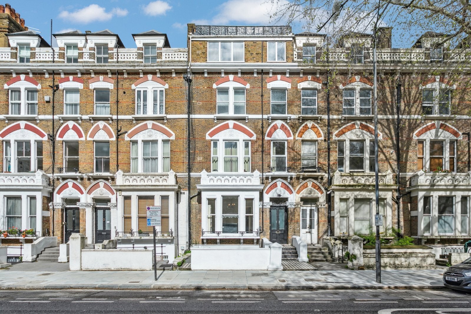 Flat Holland Road in Greater London