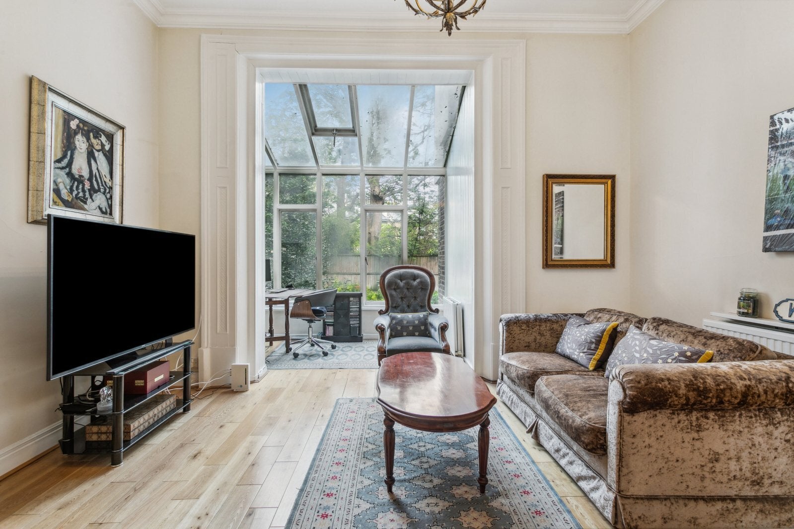Flat Holland Road in Greater London