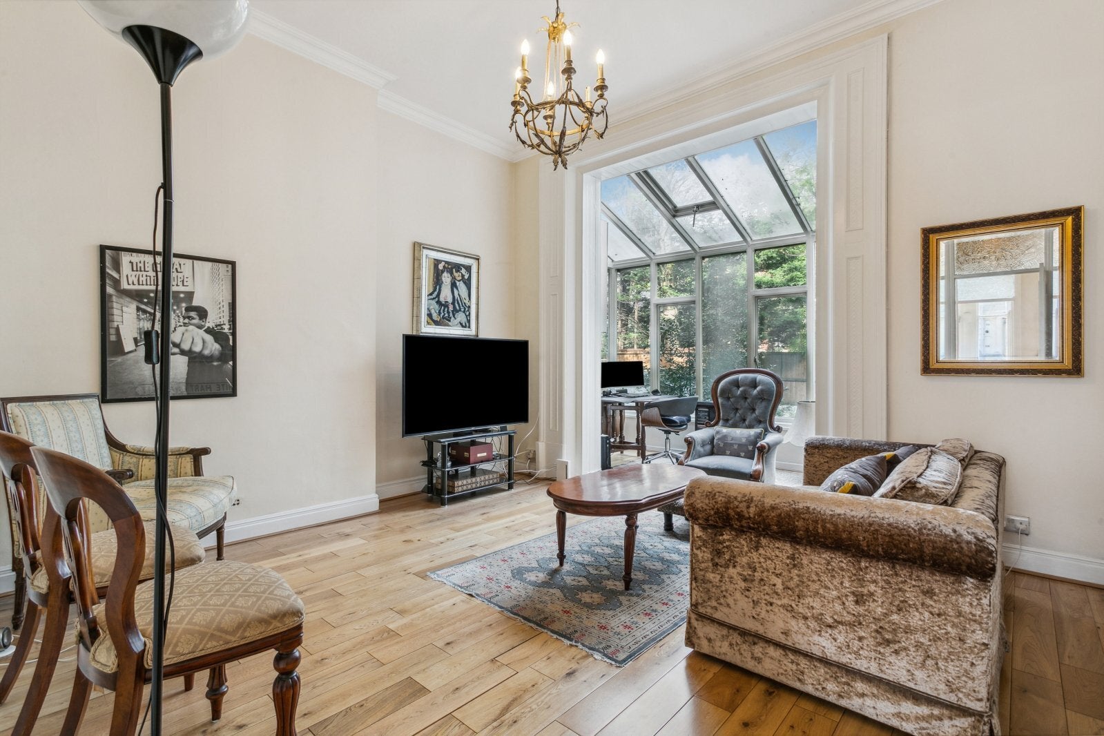 Flat Holland Road in Greater London