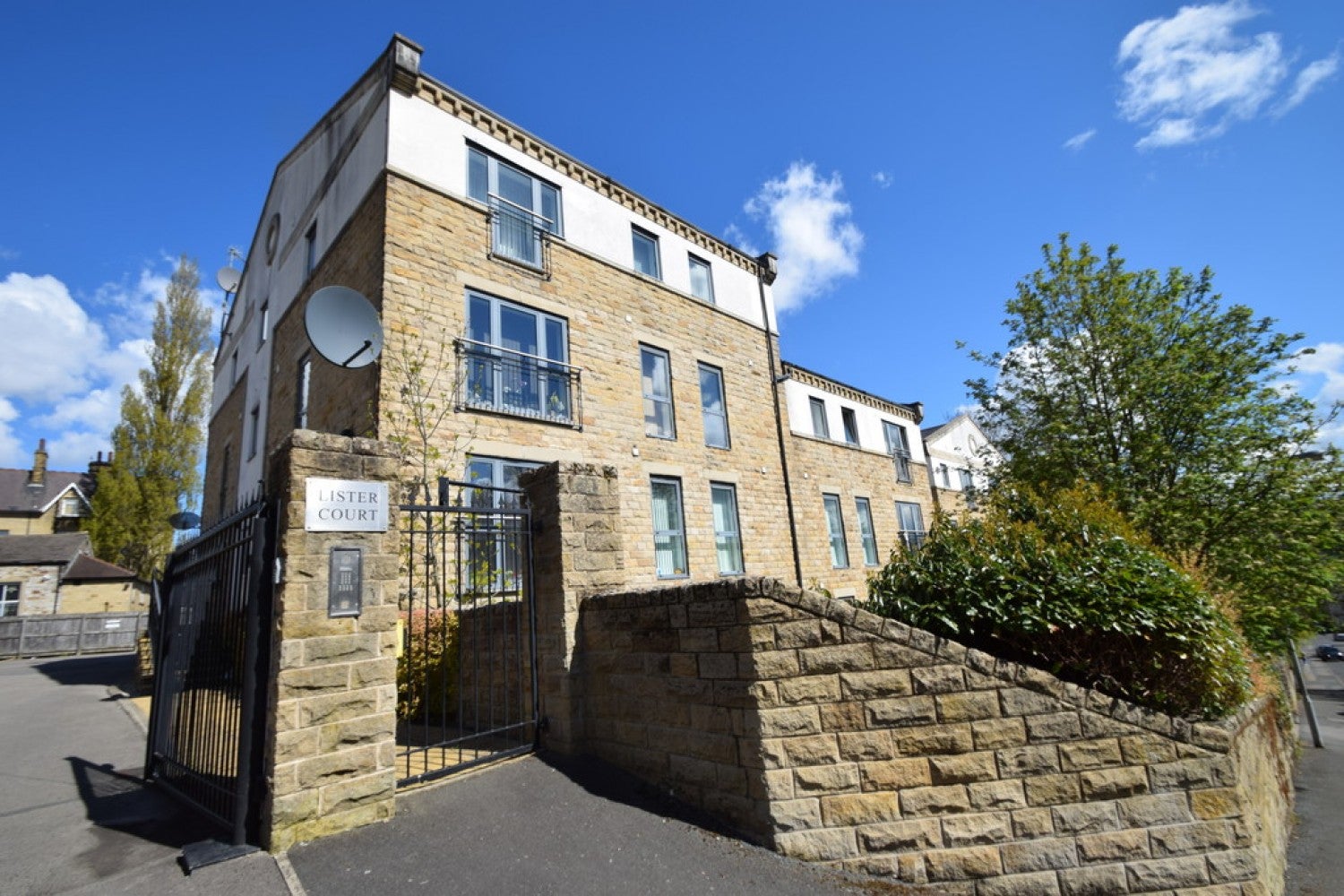 Flat Cunliffe Road in Bradford