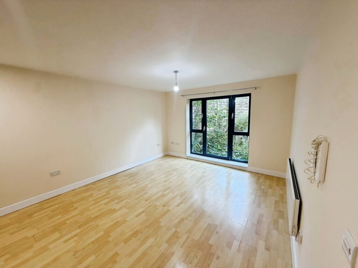 Flat Cunliffe Road in Bradford