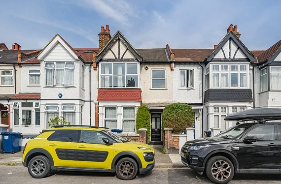 Flat Elliot Road in Greater London