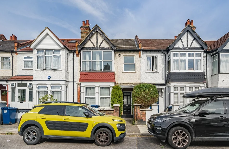 Flat Elliot Road in Greater London