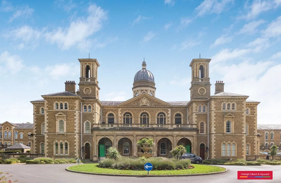 Flat Princess Park Manor in Greater London