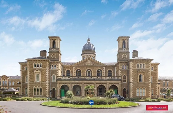 Flat Princess Park Manor in Greater London
