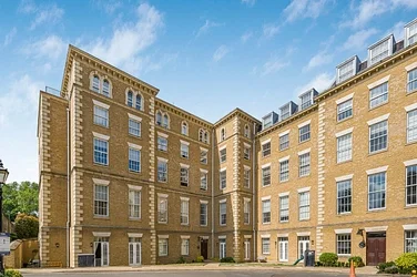 Flat Princess Park Manor in Greater London
