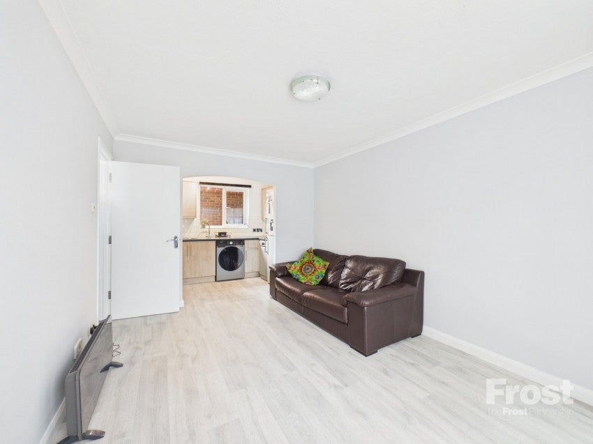 Flat Littlebrook Avenue in Slough