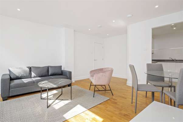 Flat Crosswall in City of London
