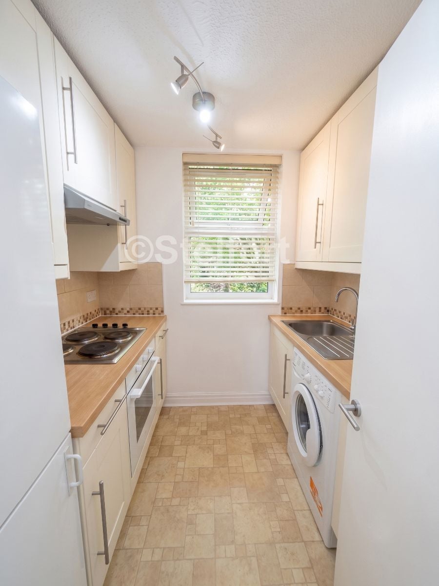 Flat Elmgreen Close in Greater London