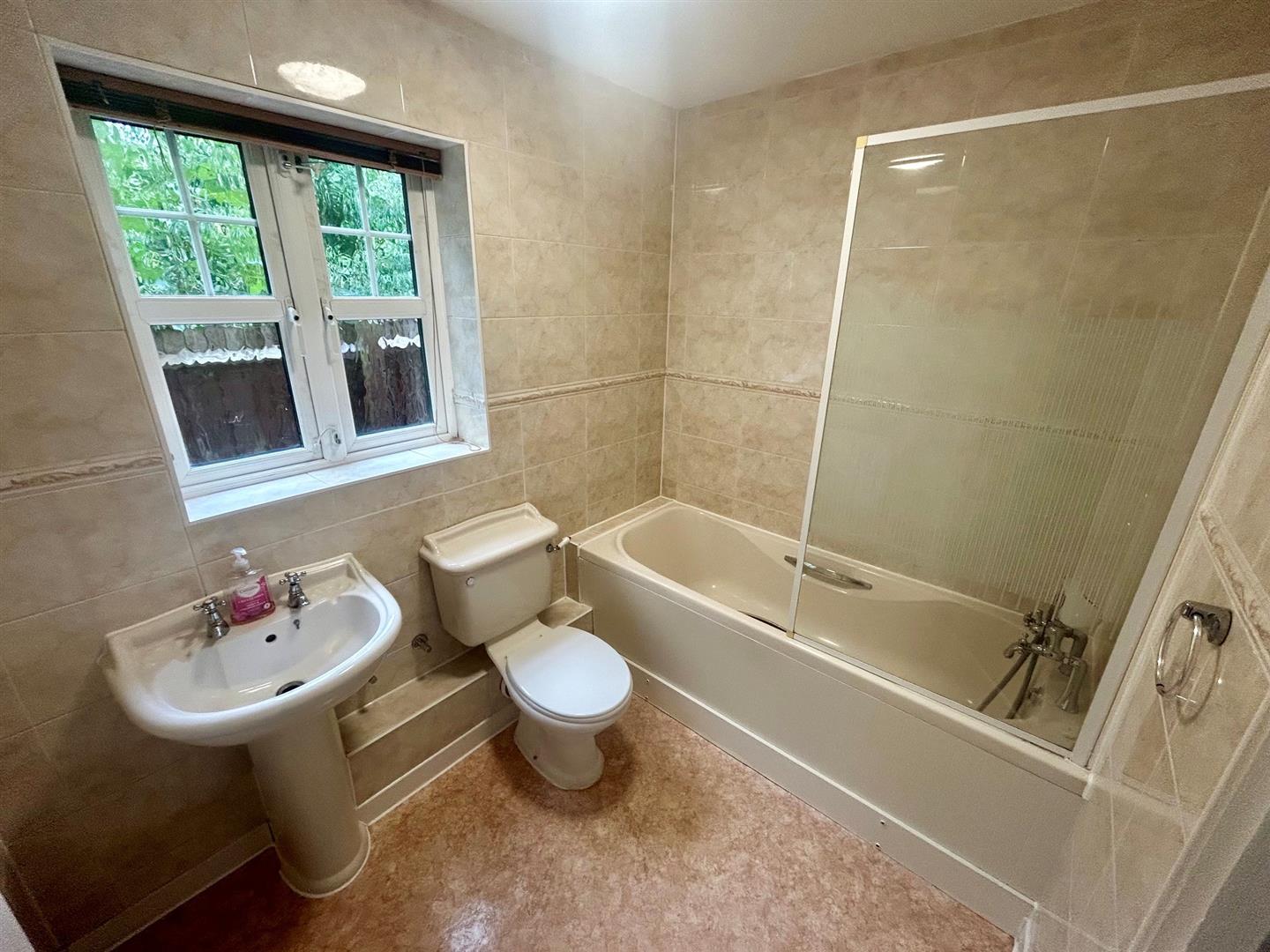 Flat Ridgemont Place in London