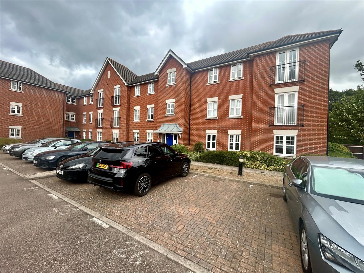 Flat Ridgemont Place in London