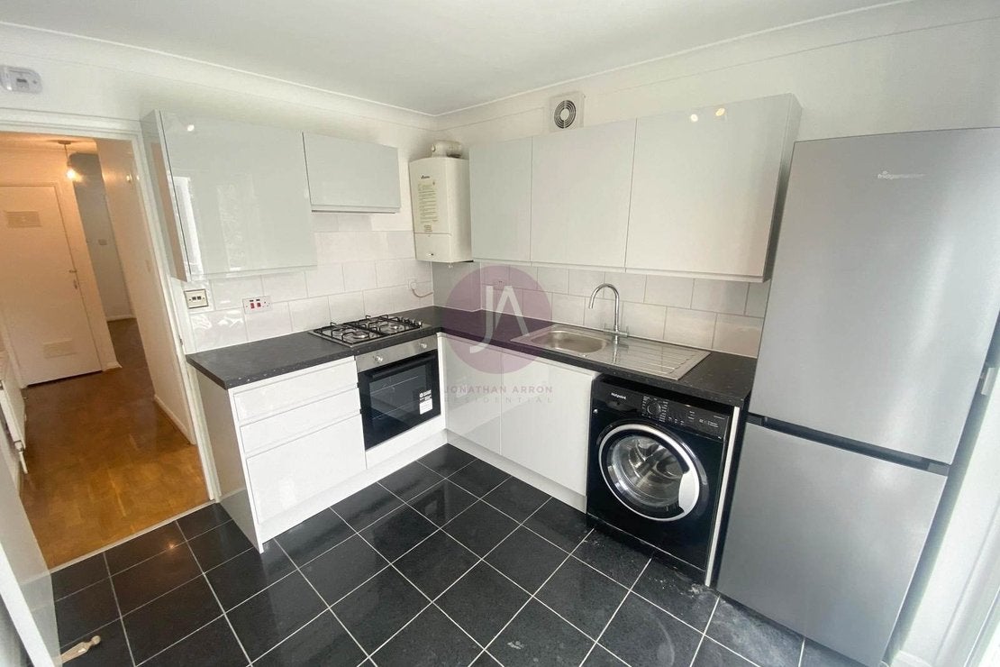 Flat Chaplin Road in Greater London