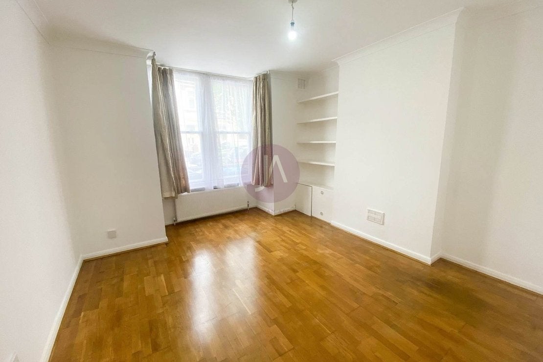 Flat Chaplin Road in Greater London