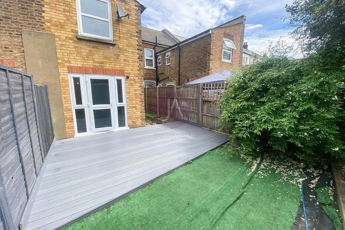 Flat Chaplin Road in Greater London