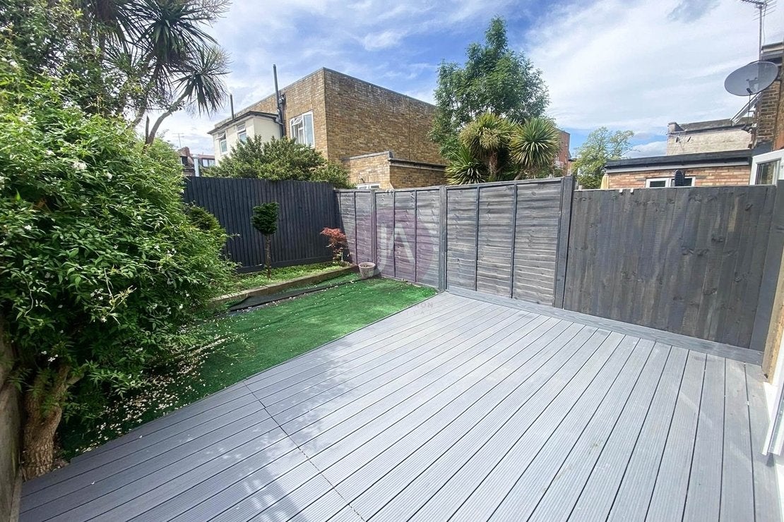 Flat Chaplin Road in Greater London
