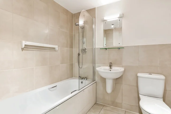 Flat Lankaster Gardens in Greater London