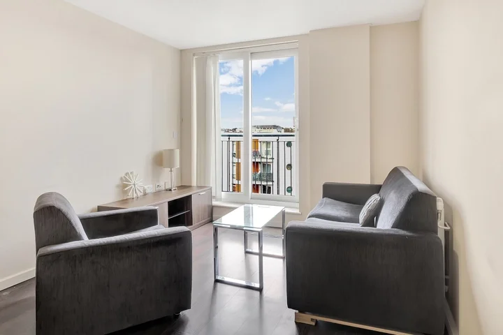 Flat Lankaster Gardens in Greater London