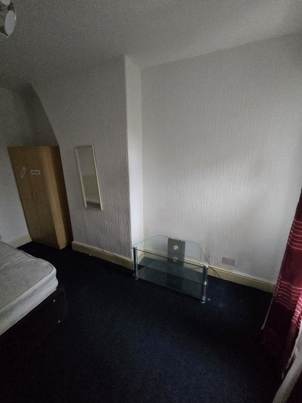 Room Vale Top Avenue in Manchester