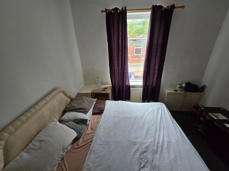 Room Vale Top Avenue in Manchester