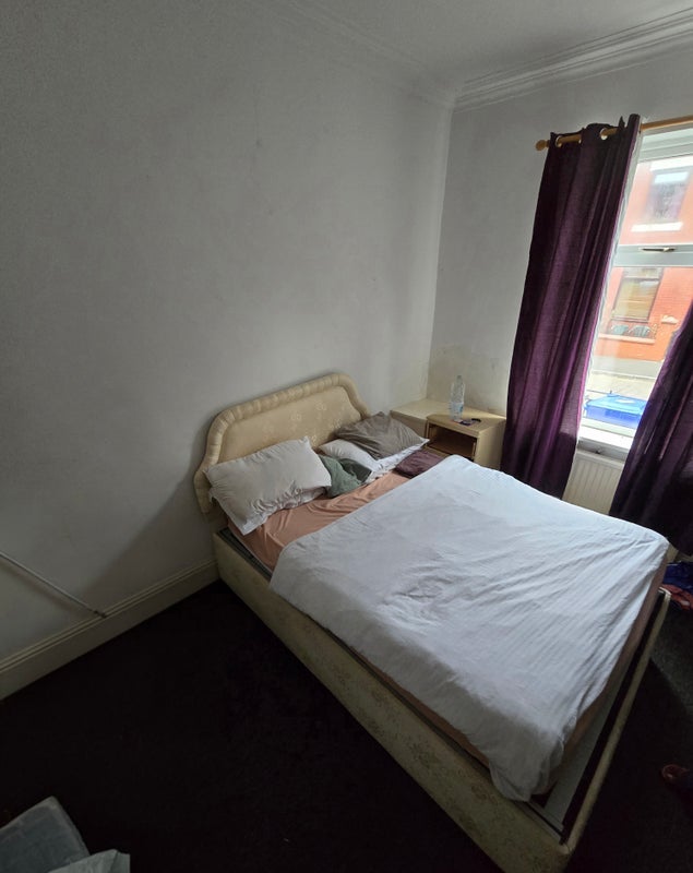 Room Vale Top Avenue in Manchester