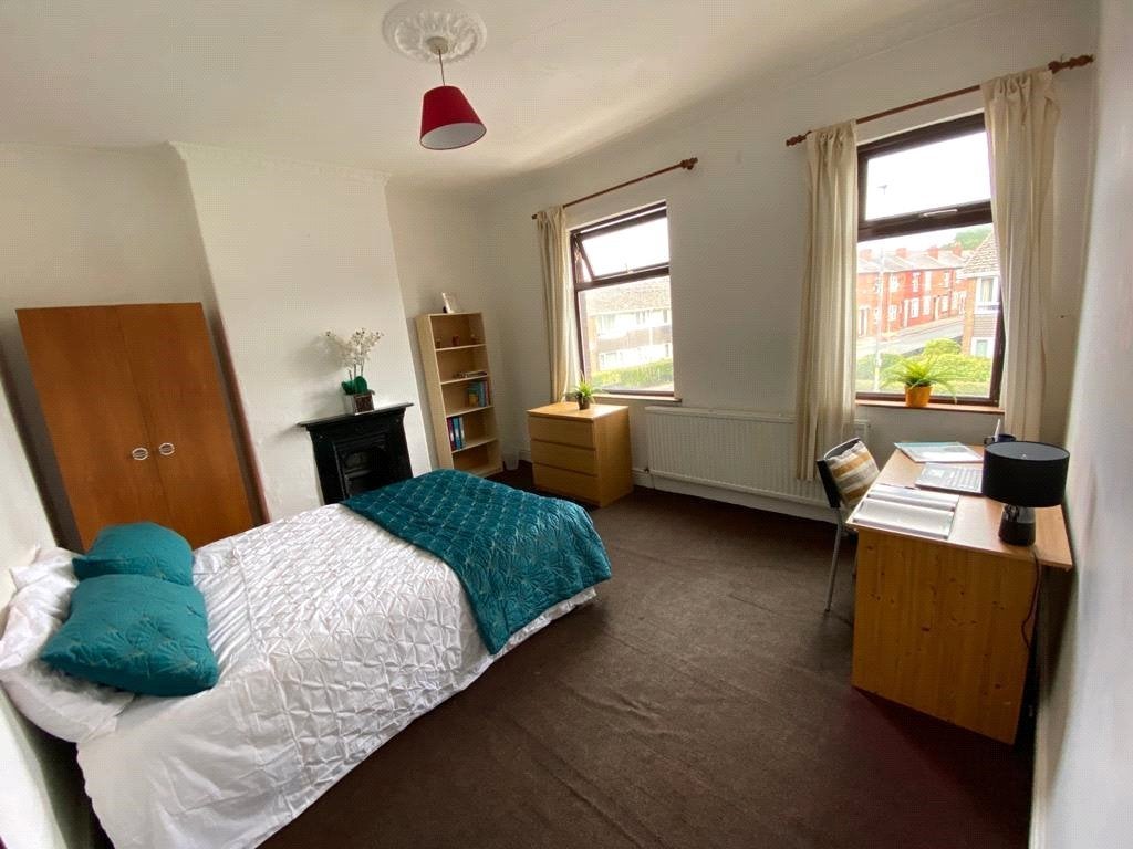 Room Thorn Grove in Manchester
